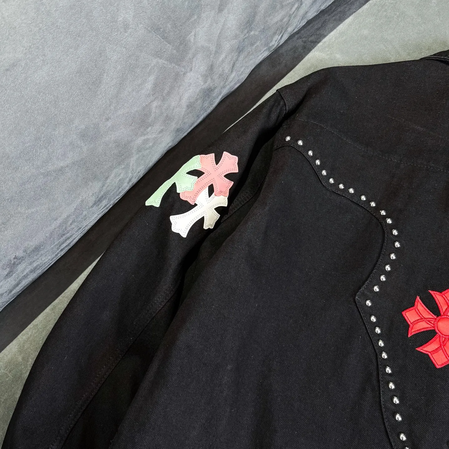 P280 Chrome Hearts Chrome Hearts heavy-duty denim jacket with rivets and multiple farts. The same model as the Internet celebrity star. The cross-printed denim jacket has a unique cross design element and is full of design. It is made of 100% denim cotton fabric with heavy coarse yarn count, which ensures a stiff and tough silhouette while being soft, comfortable and breathable. The lapel is designed with silver buttons and is full of texture. The classic white cross logo is all over the dress, making it a perfect versatile style for spring and summer! The original loose version is made of high-quality pure cotton fabrics. The fabric pattern is high-definition and delicate without burrs. It is comfortable and breathable to wear. All the buttons are molded and customized. It is casual and fashionable and can be matched with any bottoms. It can be windproof and sunproof in spring and summer. It can be worn outside in autumn and winter! Easily concave shape makes you look slimmer and taller, perfect for both men and women! Color: Black Size: S M L XL